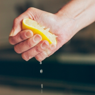 Сок от лимони пречиства бъбреците и покочните пътища, помага за детоксикация.